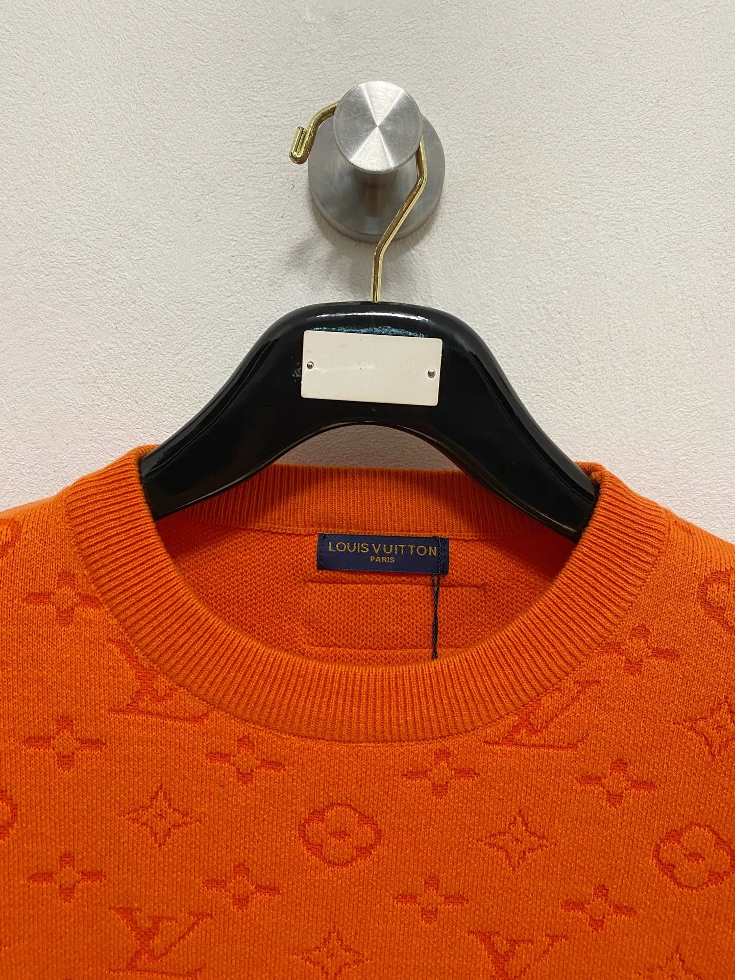 🅿️440 LV 2025 new wool blended round neck long sleeve sweater cardigan bottoming sweater, high-end version! The custom-made fabrics at the counter are highly breathable and comfortable, with impeccable details and brand element design concepts, reflecting high quality. It feels delicate and soft! It presents a casual cut and the upper body shape is great! 🐉Code size: M-3XL